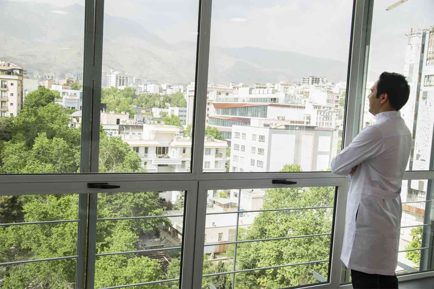 درباره دکتر عزیز گشاده رو